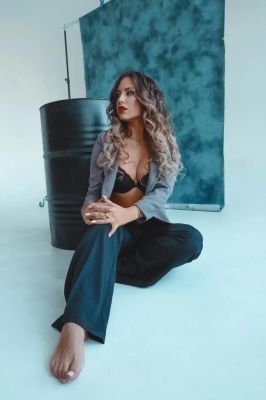 Beautiful escort model Maggie: weight 49 kg, height 157 cm