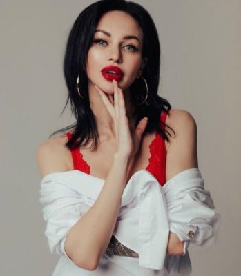 Lesbian call girl Catherine is waiting for ladies