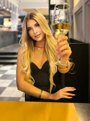 call girl Meranda, from Beirut