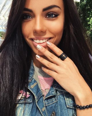 VIP treatment from 21 year-old elite escort Eva