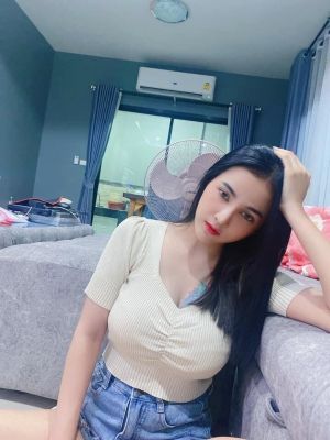 Cheap escort girl Julie sees her clients in Beirut